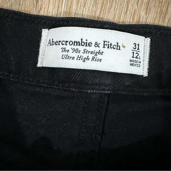 Abercrombie &amp; Fitch Women’s The 90s Straight Ultra High Rise Jeans Sz 31/12L GUC