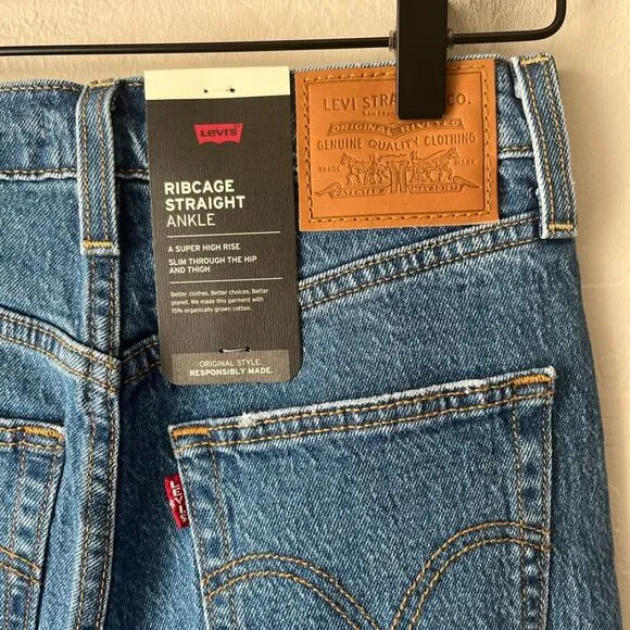 Levi’s premium Ribcage straight ankle jeans NWT 25