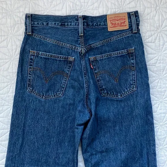 Levi’s Ribcage Straight ankle jeans size 28 snap button dark wash