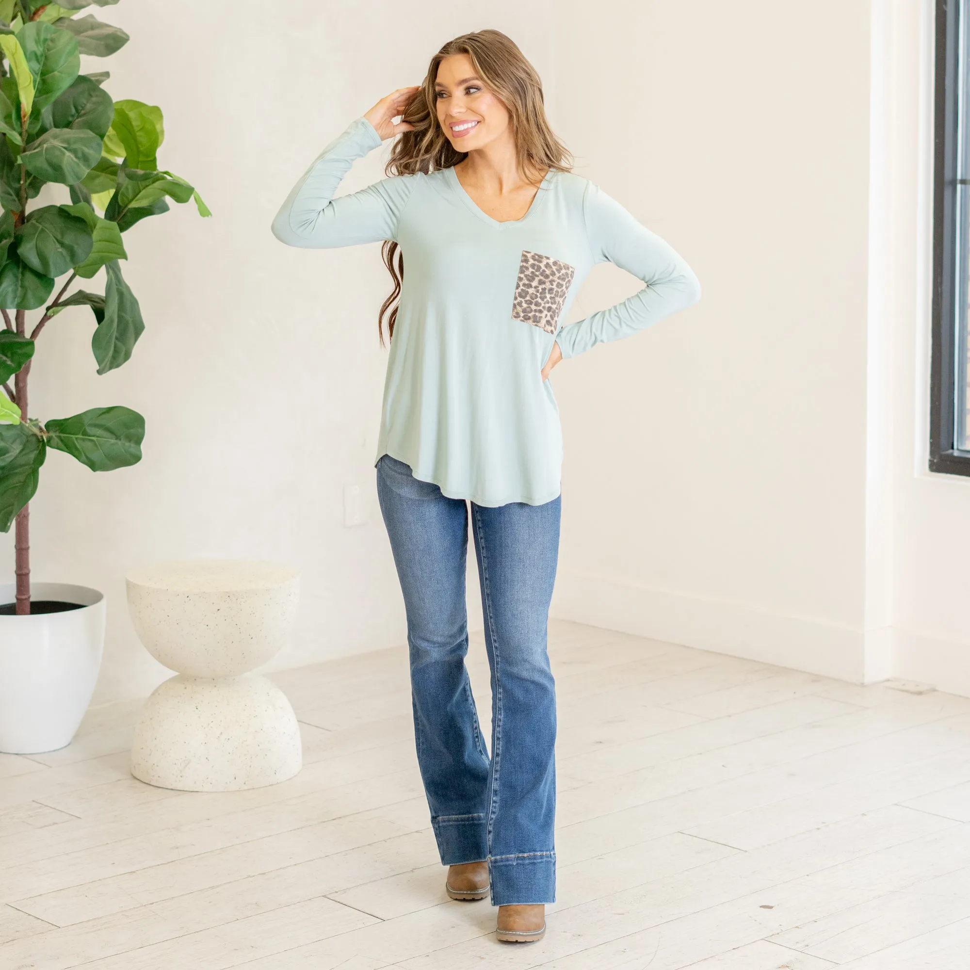 Long sleeve v-neck leopard pocket top