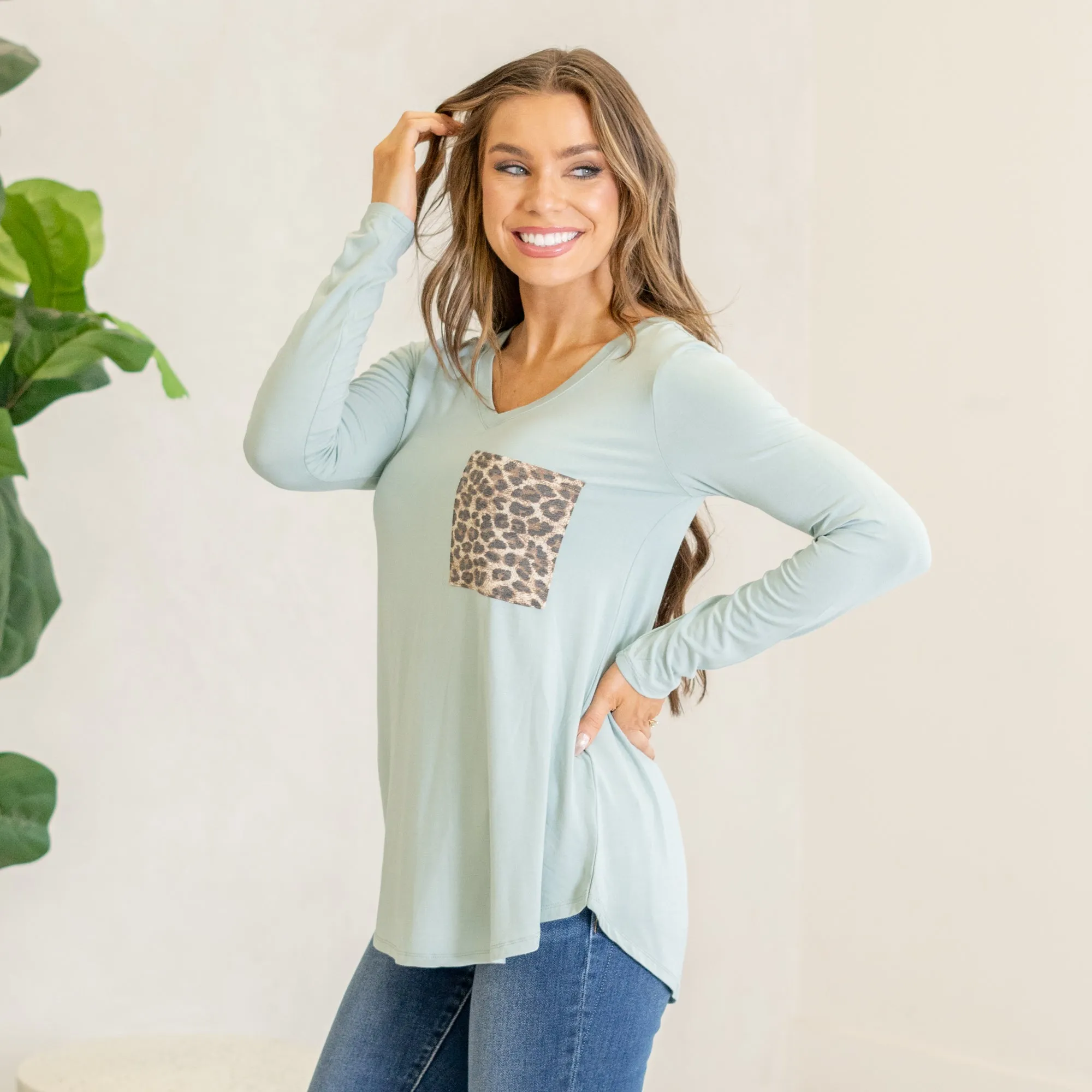Long sleeve v-neck leopard pocket top