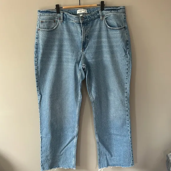 NWOT Abercrombie &amp; Fitch The Baggy Low Rise Curve Love Jeans Size 33/16R