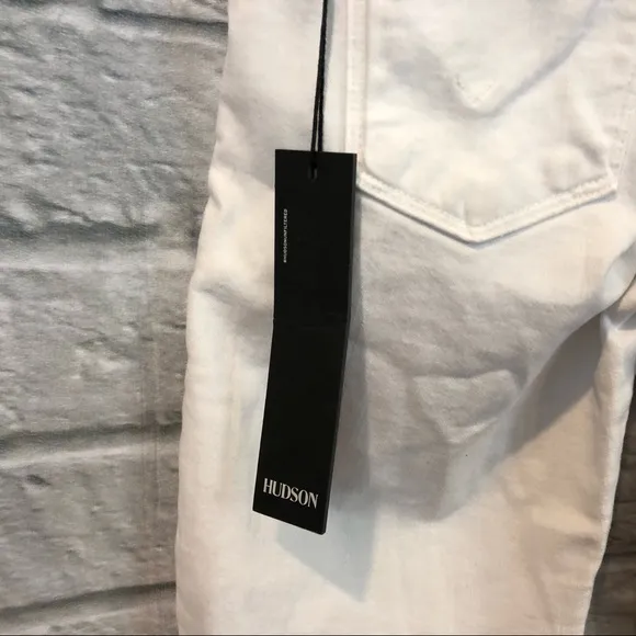 NWT Hudson Amelia Cut Off Knee Short Optic White